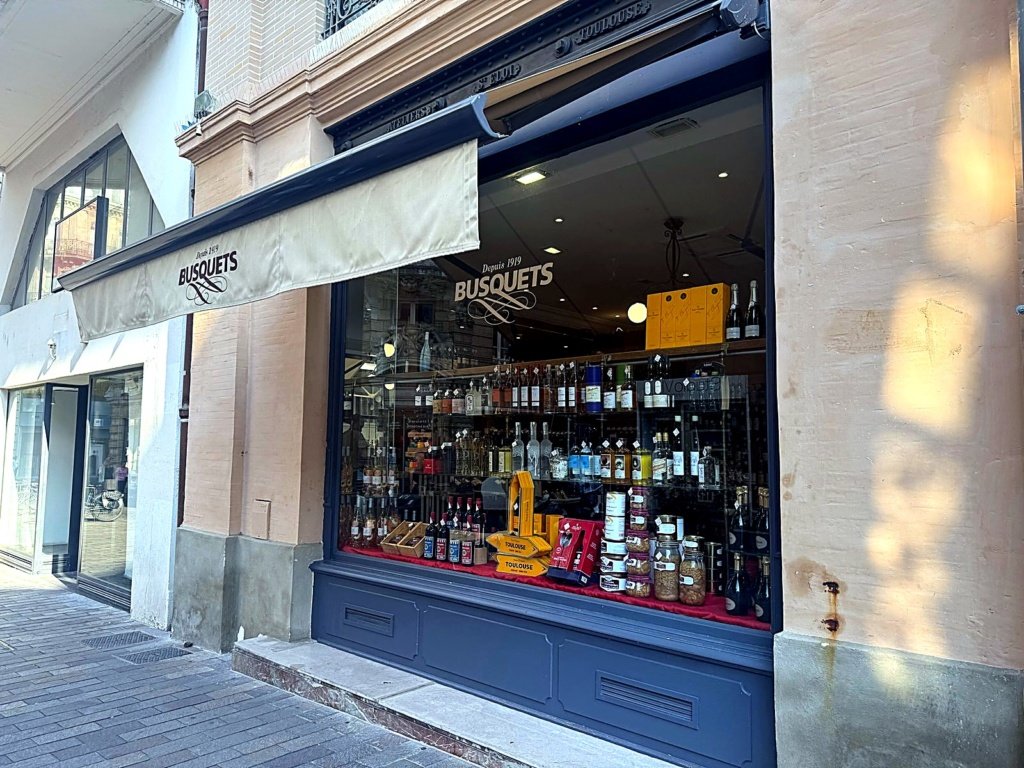 Devanture de la cave à vin Maison Busquets à Toulouse, vitrine de vins et spiritueux sous le store