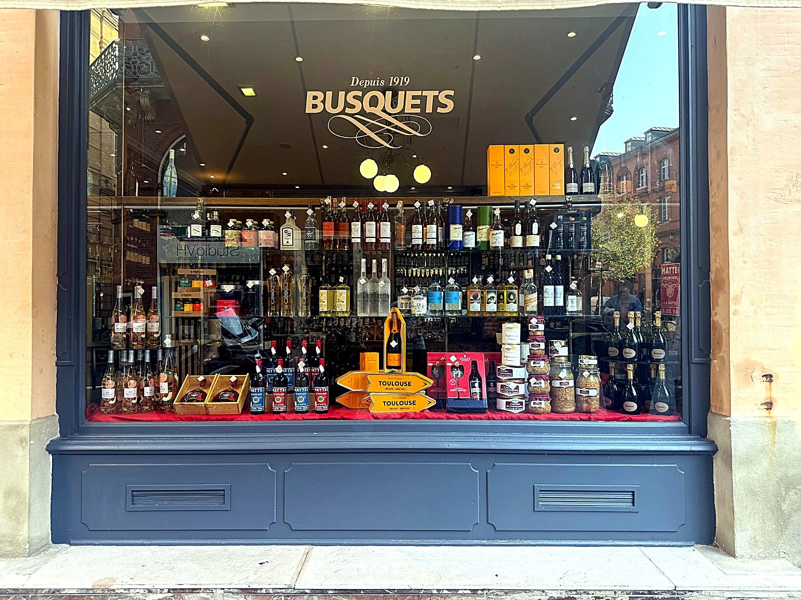 Vitrine de la boutique Victor Hugo, enseigne Depuis 1919 Busquets, spiritueux et champagnes