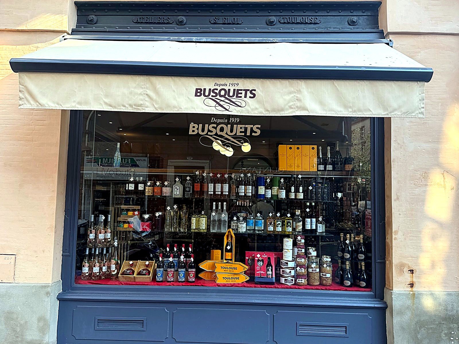 Façade de la boutique Maison Busquets place Victor Hugo à Toulouse