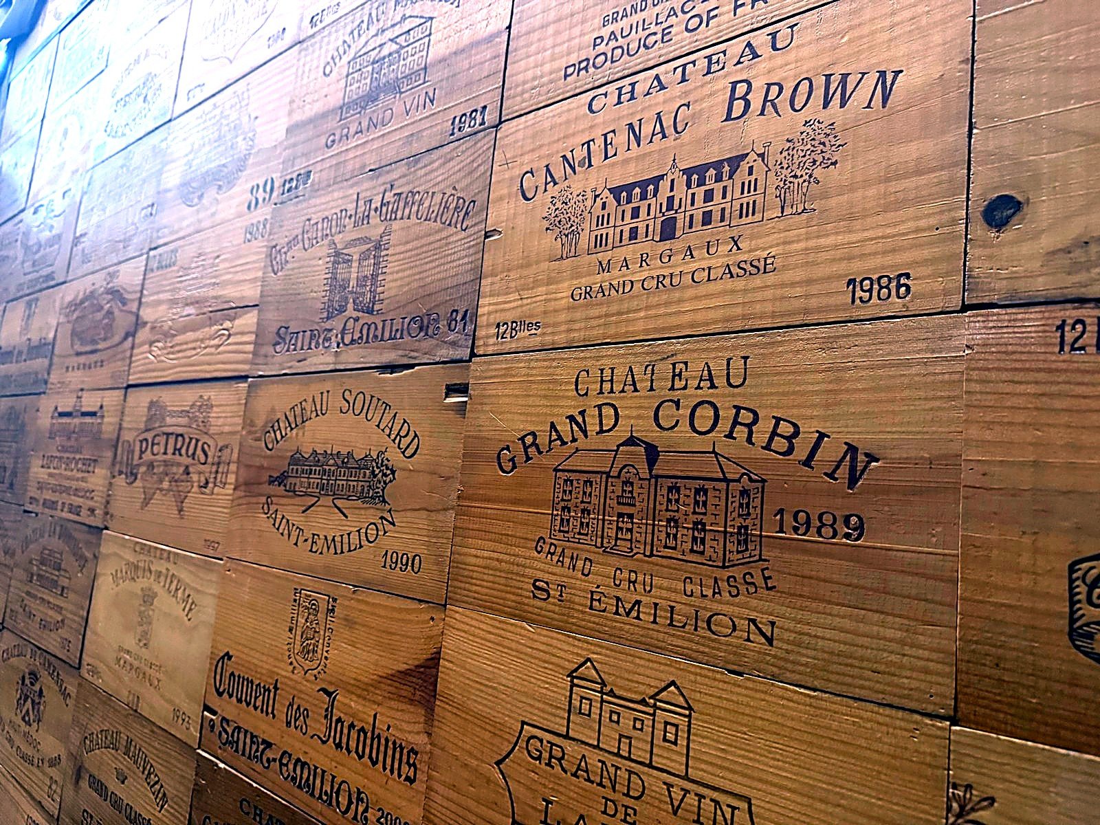 Mur de caisses en bois de grands crus classés (Petrus, Château Cantenac Brown, Grand Corbin), Maison Busquets Toulouse