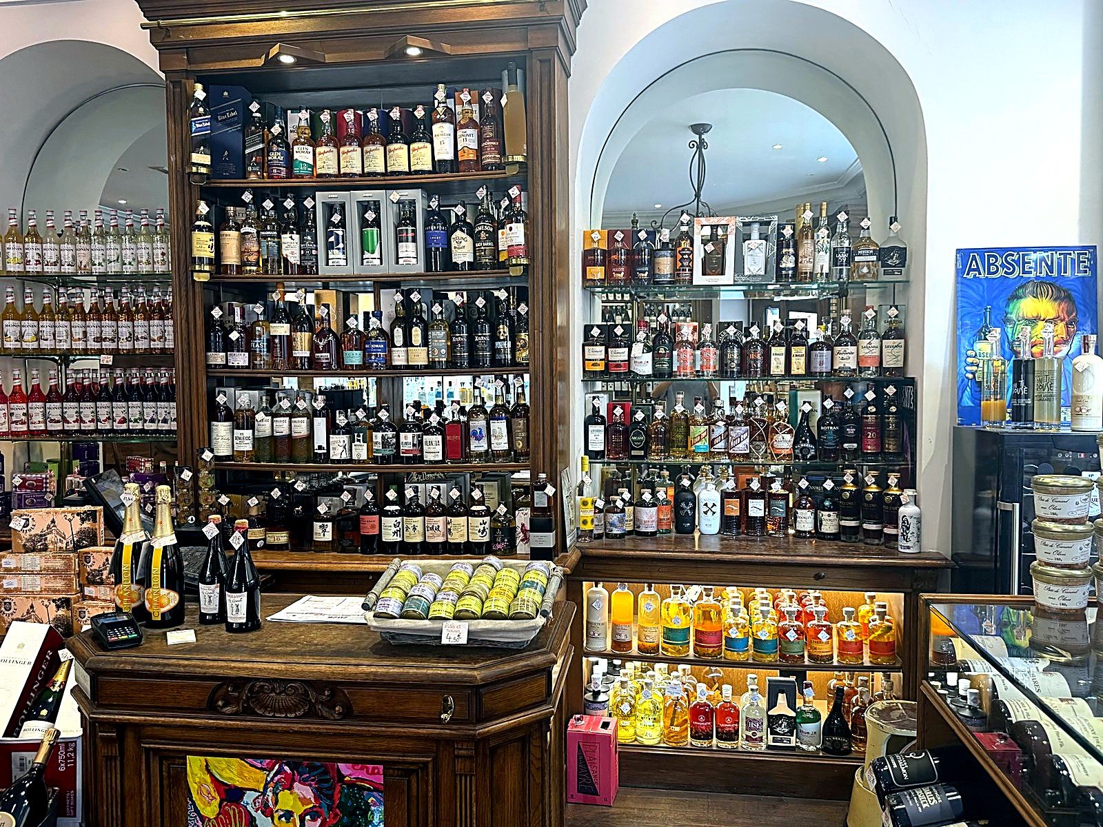 Étagères de whisky, rhum et spiritueux rares sous les arches de la boutique Victor Hugo, Maison Busquets