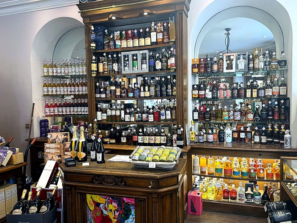 Comptoir whisky et rhum sous les arches de la boutique Victor Hugo, Maison Busquets Toulouse