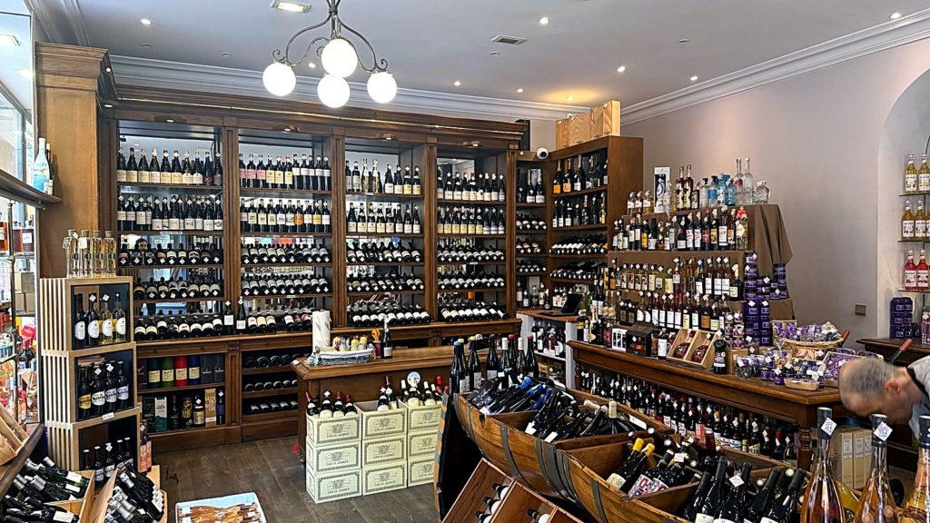 Vue d'ensemble de la cave à vins de la boutique Rémusat, Maison Busquets Toulouse