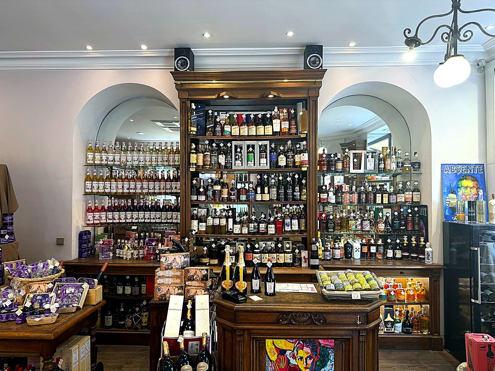 Intérieur sous arches de la boutique Victor Hugo, grande salle des vins et spiritueux, Maison Busquets
