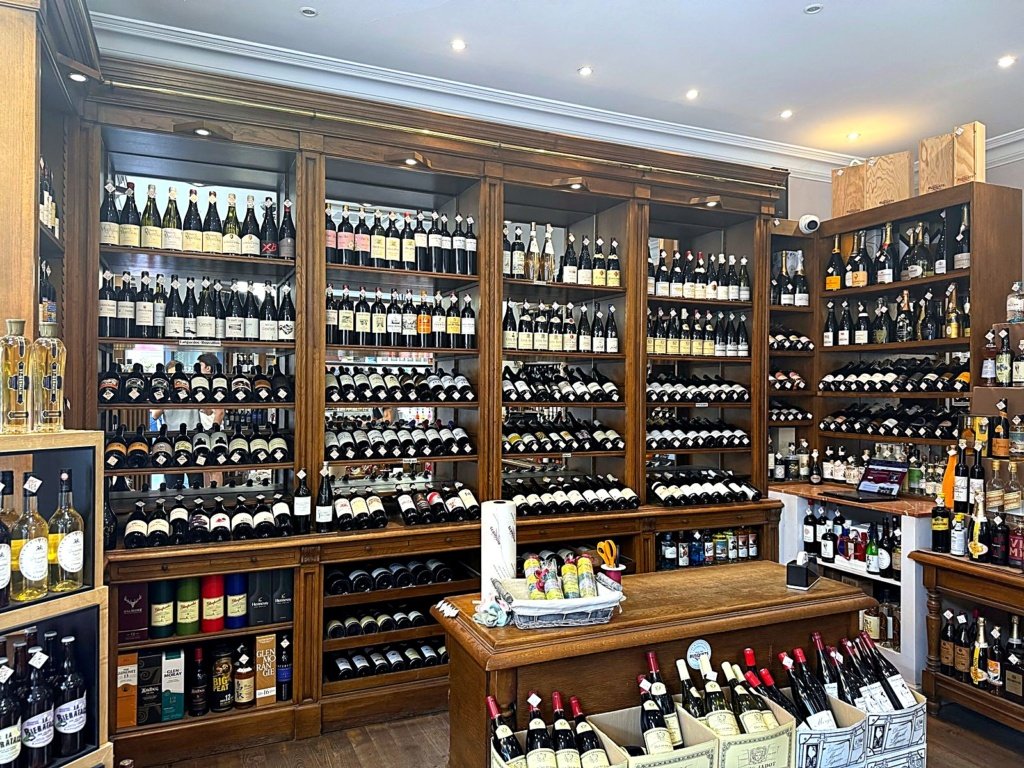 Cave à vin de la Maison Busquets à Toulouse, rayonnages en bois remplis de bouteilles