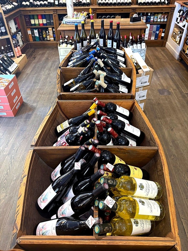 Bouteilles de vin présentées en caisses de bois dans la boutique Maison Busquets à Toulouse