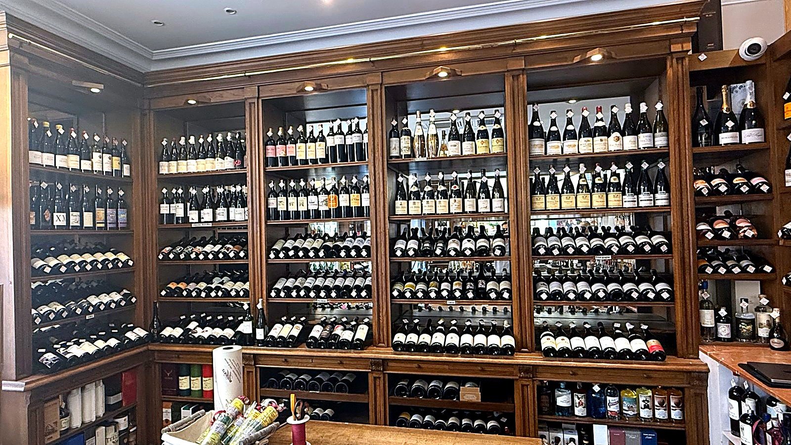 Rayonnages de vins en bois dans la cave de la Maison Busquets à Toulouse