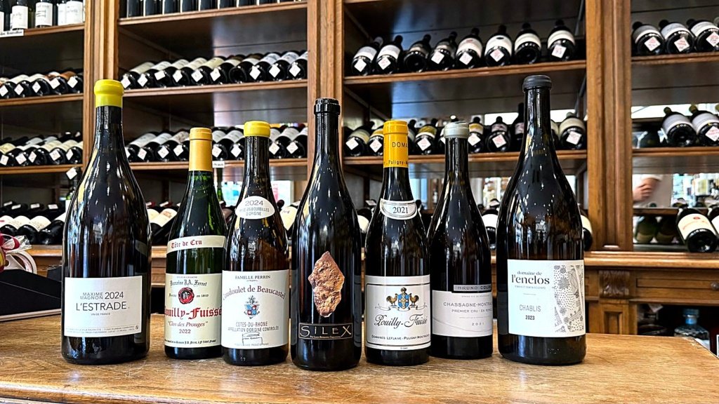 Vins blancs sur le comptoir de la cave à vin Maison Busquets à Toulouse : Pouilly-Fuissé, Silex, Chablis