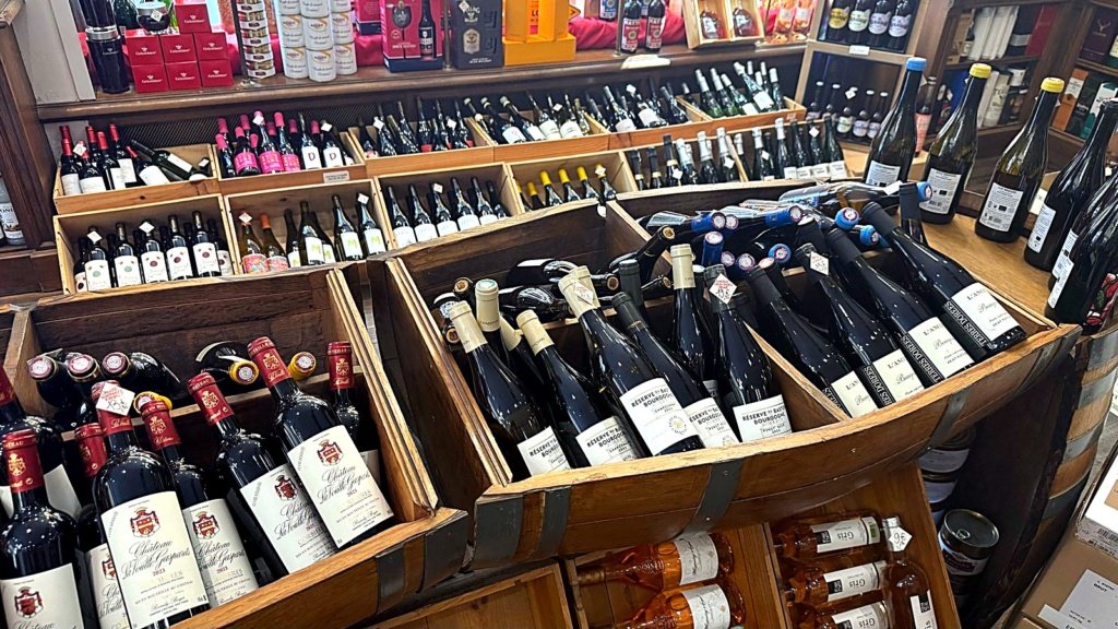 Bouteilles de vin rouge présentées en caisses dans la cave à vin Maison Busquets à Toulouse