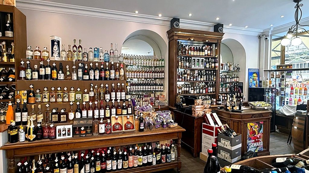 Intérieur de la boutique Maison Busquets à Toulouse, comptoir et étagères de spiritueux