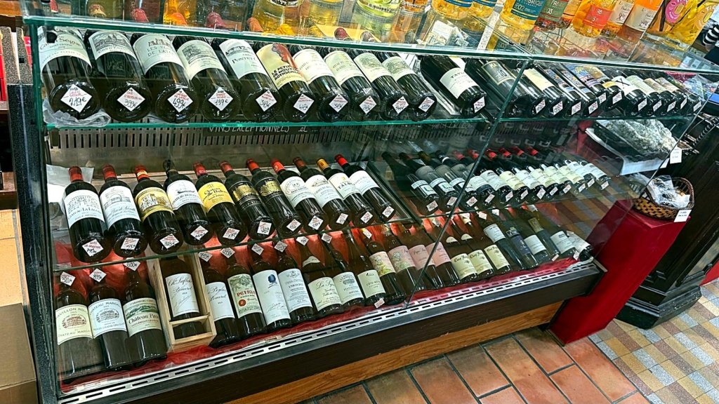 Présentoir de vins en vitrine, Maison Busquets