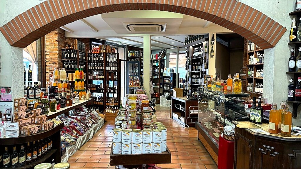 Intérieur voûté en briques de la boutique Rémusat, épicerie fine Maison Busquets