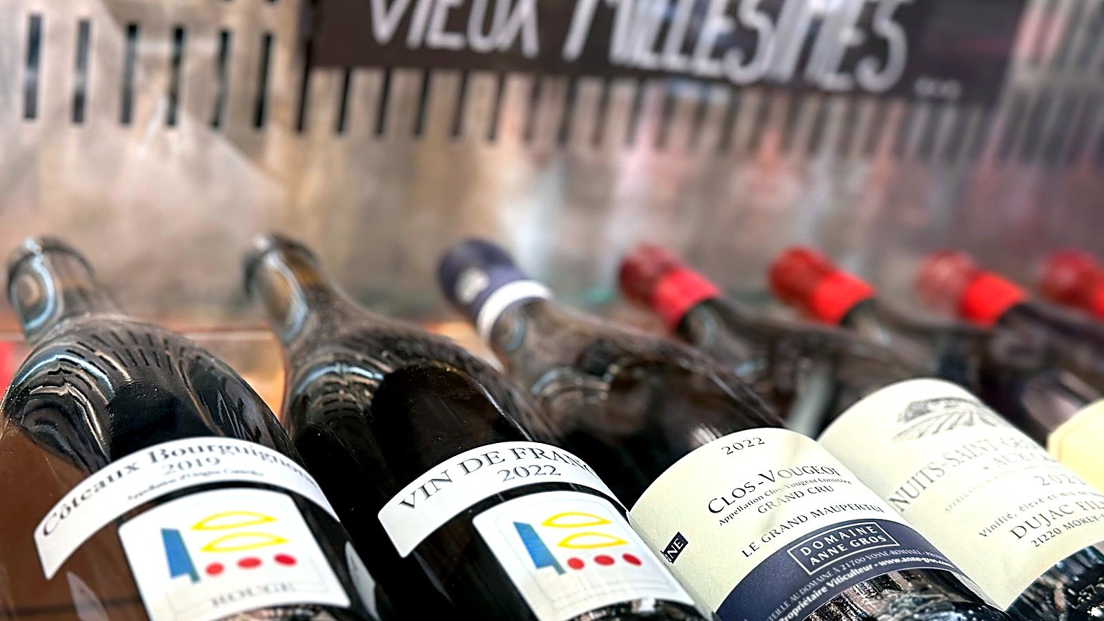 Vieux millésimes alignés dans la cave à vin de la Maison Busquets, à Toulouse