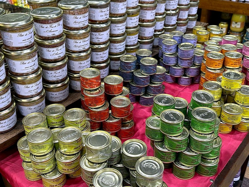 Petits bocaux de confitures et de miels rangés sur l'étal de l'épicerie
