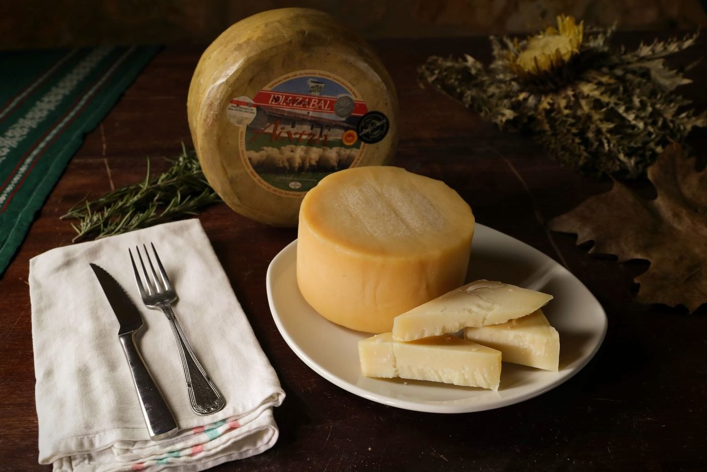 Meule de fromage de brebis et ses tranches sur une assiette
