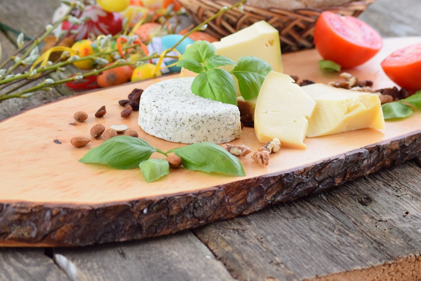 Palet de fromage de chèvre frais aux herbes sur une planche en bois