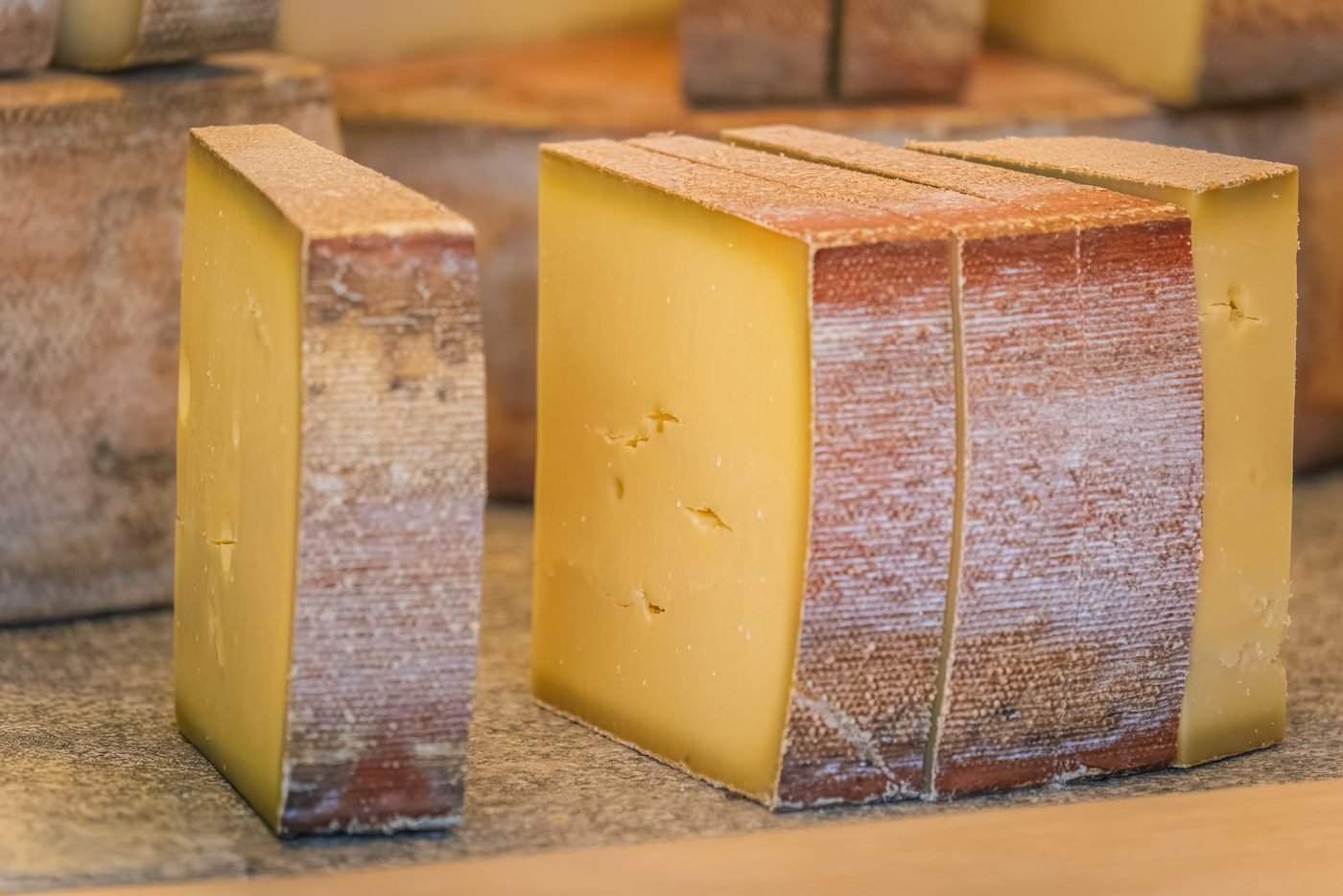 Morceaux de fromage à pâte pressée non cuite à croûte naturelle