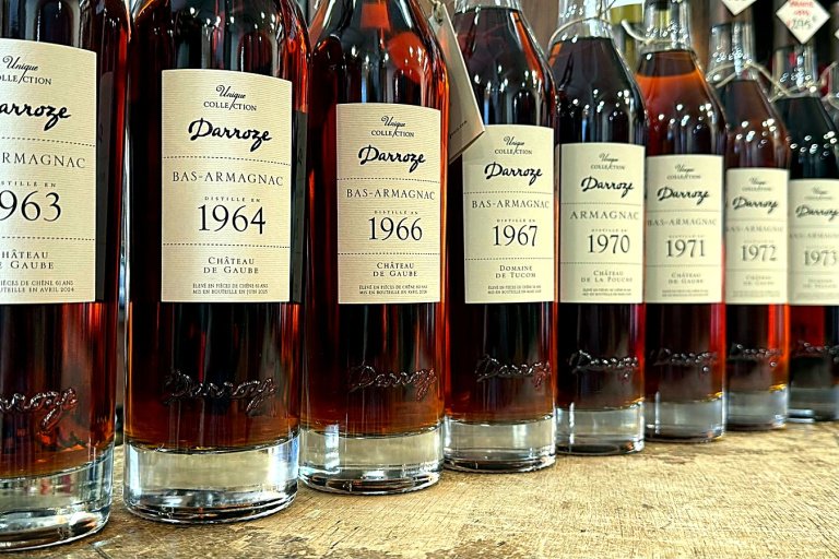 Collection de vieux millésimes d'armagnac alignés sur le comptoir