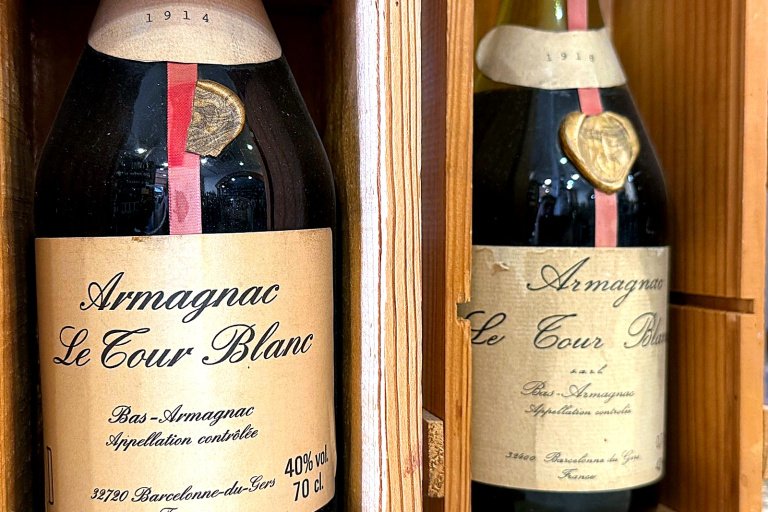 Bouteilles de Bas-Armagnac Le Cour Blanc présentées dans leur coffret bois