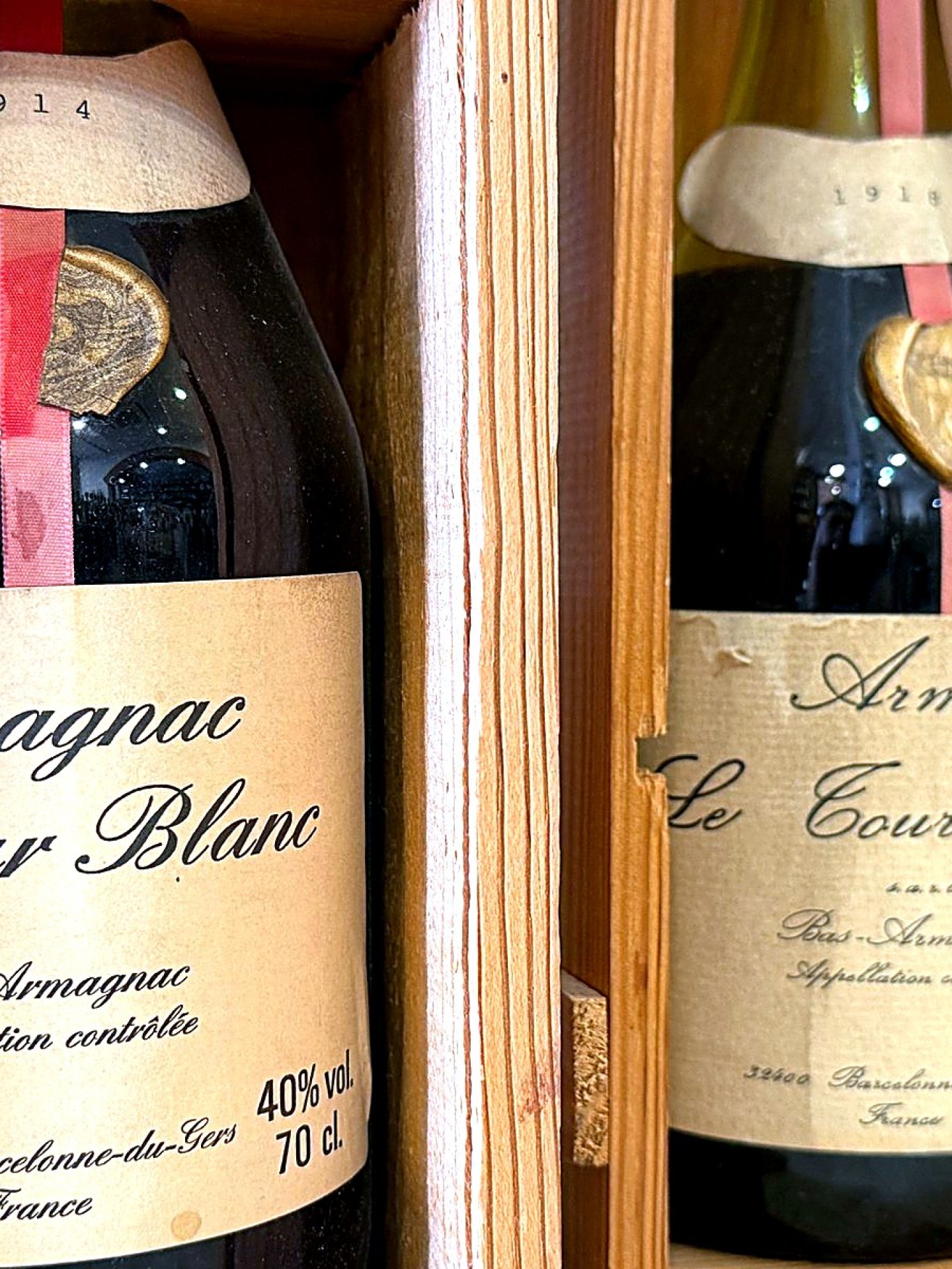 Bouteilles de Bas-Armagnac Le Cour Blanc présentées dans leur coffret bois
